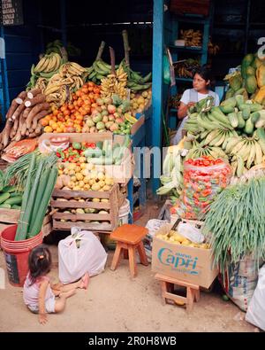 PERU, Regenwald des Amazonas, Südamerika, Lateinamerika, Obst und Gemüse auf dem Markt in Puerto Maldonado Abschaltdruck angezeigt Stockfoto