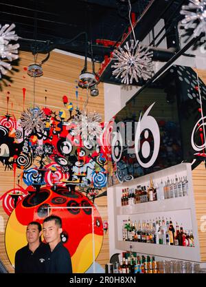 Singapur, Cocco Latte, Porträt der Barkeeper in der Bar Stockfoto