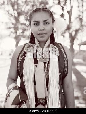 USA, Arizona, Holbrook, Porträt einer Navajo-Prinzessin (B&W) Stockfoto