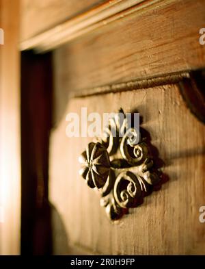 ÖSTERREICH, Bernstein, Detail einer Türverkleidung im Burg Bernstein Castle and Hotel, Burgenland Stockfoto