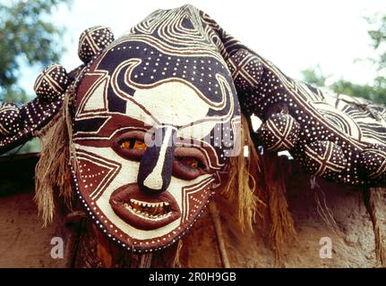 BOTSWANA, Afrika, eine zeremonielle Maske, die am Eingang einer Schlammhütte hängt, Okavango Delta Stockfoto