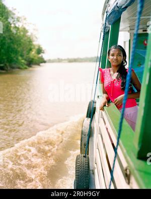 BRASILIEN, Belem, Südamerika, Teenager, die mit dem Boot nach Coboclos, Baia do Guajara reist Stockfoto