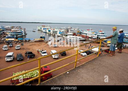 BRASILIEN, Manaus, Boote am Amazonas, die Fisch und Produkte zum Verkauf auf dem Manaus-Markt bringen Stockfoto