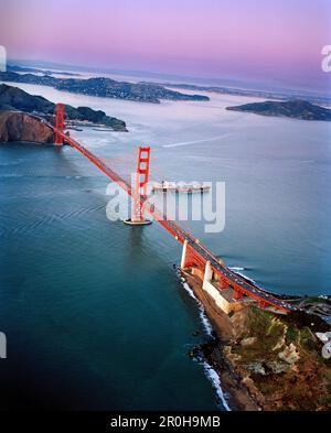 USA, San Francisco, ein Containerschiff unter der Golden Gate Bridge, ein Blick auf die Marin Headlands, Tiburon und Angel Isl Stockfoto