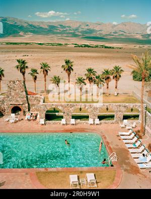 USA, Kalifornien, Death Valley National Park, Familie im Pool, Furnace Creek Inn Stockfoto