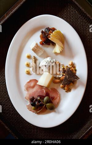 USA, Kalifornien, Sonoma, The Girl und The Fig Restaurant, The Works Räucherfleisch, Obst der Saison, Feigenkuchen, 3 Käsesorten Stockfoto