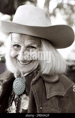 USA, Kalifornien, Malibu, Porträt von Mildred Millie Decker auf ihrer Ranch oben in den Hügeln im Decker Canyon, 75-jähriger Bewohner von Malibu (B&W) Stockfoto