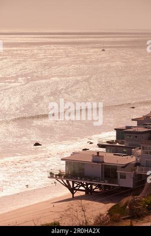 USA, Kalifornien, Malibu, ein Malibu-Haus am Meer aus der Vogelperspektive Stockfoto