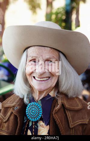 USA, Kalifornien, Malibu, Porträt von Mildred Millie Decker auf ihrer Ranch oben in den Hügeln des Decker Canyon, 75-jähriger Bewohner von Malibu Stockfoto