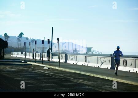 USA, California, Malibu, ein Mann joggt entlang Zuma Beach in den frühen Morgenstunden Stockfoto