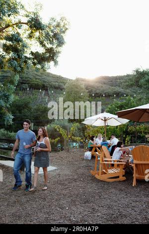 USA, California, Malibu, Menschen essen und trinken Wein in den Malibu Hills im Saddleback Ranch Stockfoto