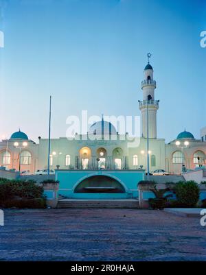 ERITREA, Asmara, am Ende des Tages versammelten sich Menschen vor einer Moschee Stockfoto