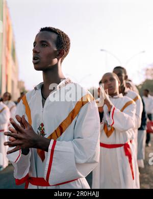 ERITREA, Asmara, eritreische Jugend zollen ihrer Freiheit während der Feierlichkeiten zum Unabhängigkeitstag, der Liberation Avenue, Tribut Stockfoto