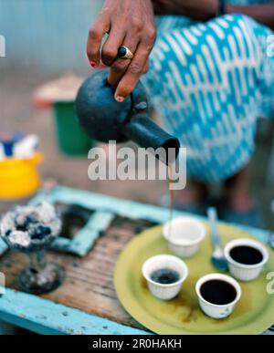 ERITREA, Tio, eine Frau namens Sawit bereitet Kaffee am Straßenrand in Tio zu Stockfoto