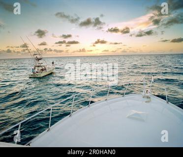 USA, Florida, Fischerboote auf See bei Sonnenaufgang, Islamorada Stockfoto