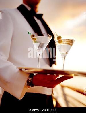 FRANKREICH, Kellner mit zwei Martinis, Mittelmeer Stockfoto