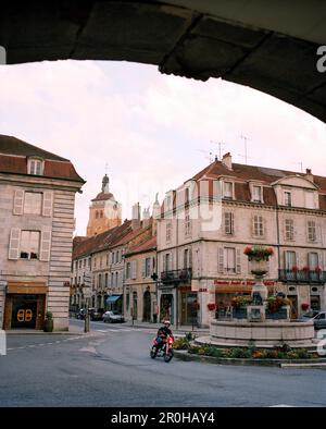 FRANKREICH, Arbois, Mann fährt durch Arbois auf seinem Motorrad, der Jura Weinregion Stockfoto