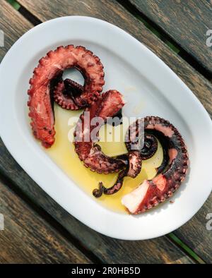 GRIECHENLAND, Patmos, Dodecanese Island, frisch gefangener Tintenfisch serviert in Fish Tavern Leonidas Stockfoto