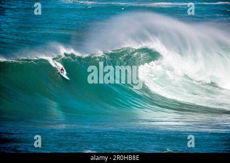 USA, Hawaii, Surfer fällt in eine große Welle an der North Shore, Eddie Aikau surfen Wettbewerb, Waimea Bay Stockfoto