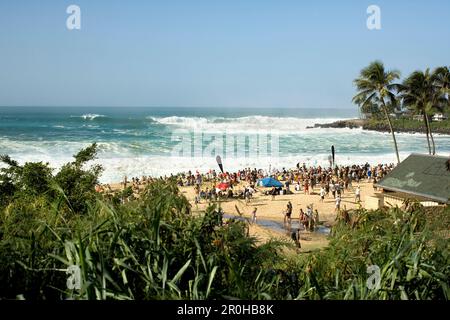 USA, Hawaii, Oahu, erhöhten Blick auf die Leute zu beobachten die Eddie Aikau surfen Wettbewerb, Waimea Bay Stockfoto