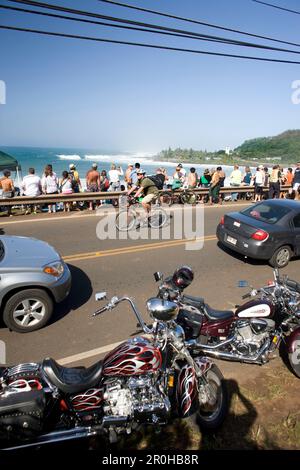 USA, Hawaii, Masse und Autos, Waimea Bay, den Eddie Aikau surf Wettbewerb Stockfoto