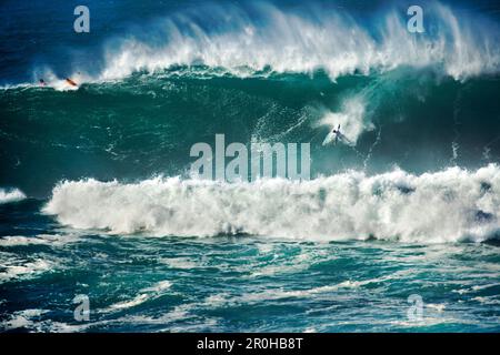 USA, Hawaii, Oahu, North Shore, Kelly Slater Wipeout auf einer riesigen Welle in der Waimea Bay Stockfoto