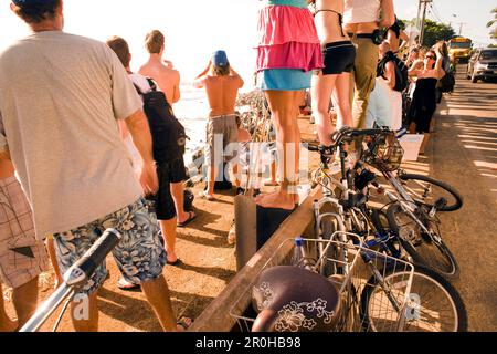 USA, Hawaii, Oahu, große Menschenmenge sehen die Eddie Aikau surfen Konkurrenz am Waimea Bay Stockfoto
