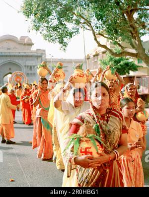 Indien, Jaipur, Festival mit Frau Töpfe, die ihre Köpfe Stockfoto