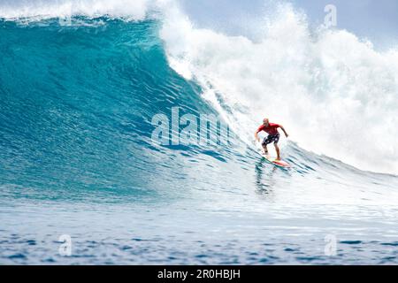 Indonesien, Mentawai Inseln, Kandui Resort, junger Mann Surfen auf einer großen Welle an Bankvaults Stockfoto