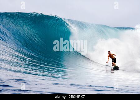 INDONESIEN, Mentawai-Inseln, Kandui Resort, Mann, der auf einer Welle surft, in einer Pause namens Bankvaults Stockfoto