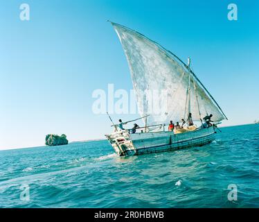 Madagaskar, Passagiere, die auf Segelboot über den Kanal von Mosambik, Anjajavy Stockfoto