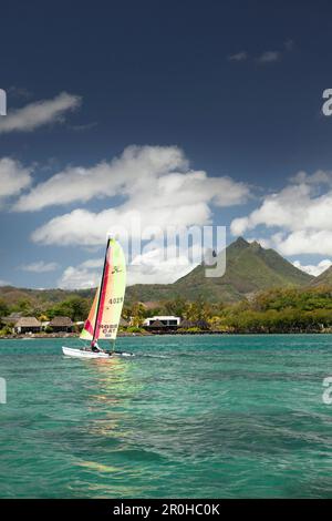 MAURITIUS, Trou D'Eau Deuce, Segeln im Indischen Ozean vor der Ostküste von Mauritius mit den 4 Sisters Mountains und dem Four Seasons Resort in t Stockfoto