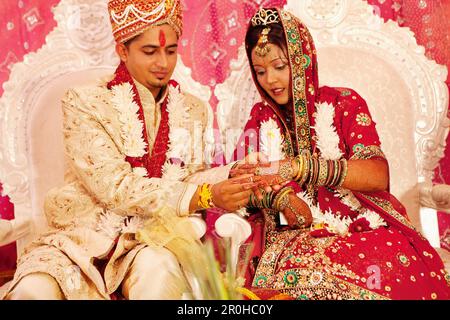 MAURITIUS, Portrait von Konydev und Anishtah Hurloll nach der Zeremonie an ihrer hinduistischen Hochzeit in der Stadt Surina Informationen Stockfoto