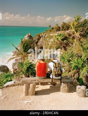 MEXIKO, Maya Riviera, ein Paar sitzt auf der Bank bei den Ruinen von Tulum Stockfoto