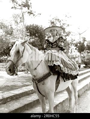 Mexiko, Riviera Maya, mexikanische Cowgirl tragen sombrero sitzen auf Pferd (B&W) Stockfoto