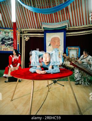 Die Mongolei, Ulaanbaatar, eine junge Acrobat führt auf dem Abtai-Sain Khan Palace Stockfoto