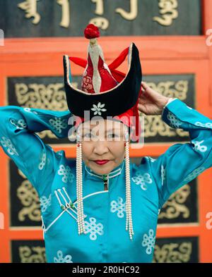 Die Mongolei, Ulaanbaatar, Frau Interpret traditioneller Mongolischer Tanz vor dem Abtai-Sain Khan Palace Stockfoto