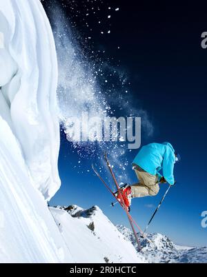 USA, Utah, Skifahrer vor Cornice, Early Yellow Trail, Skigebiet Alta Stockfoto