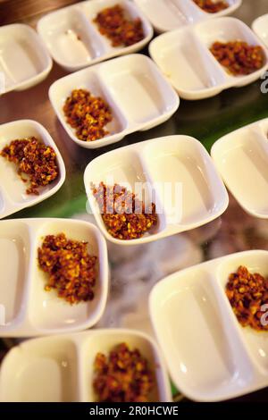 VIETNAM, Hanoi, traditionelles Street Food Restaurant namens Quan an Ngon, getrocknete rote Chili-Flocken Stockfoto