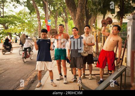 VIETNAM, Hanoi, Männer, Gewichte zu heben und die Ausübung am frühen Morgen den Hoan Kiem See Stockfoto