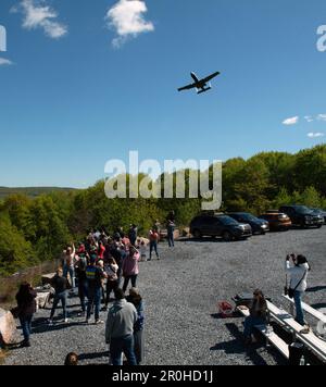 Familien von 175. Flügelflugzeugen beobachten A-10C Thunderbolt II, die der 104. Kampfgeschwader zugeteilt wurden, führen am 6. Mai 2023 Übungen in Fort Indiantown Gap, Pennsylvania, durch. Die Veranstaltung wurde vom 193. Sondereinsatzflügel unterstützt, um Angehörigen der Militärfamilie für ihre Unterstützung zu gedenken. (USA Air National Guard (Foto von Master Sgt. Alexander Farver) Stockfoto