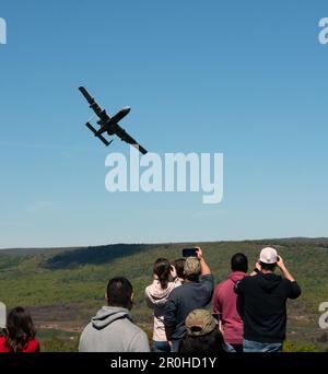 Familien von 175. Flügelflugzeugen beobachten A-10C Thunderbolt II, die der 104. Kampfgeschwader zugeteilt wurden, führen am 6. Mai 2023 Übungen in Fort Indiantown Gap, Pennsylvania, durch. Die Veranstaltung wurde vom 193. Sondereinsatzflügel unterstützt, um Angehörigen der Militärfamilie für ihre Unterstützung zu gedenken. (USA Air National Guard (Foto von Master Sgt. Alexander Farver) Stockfoto