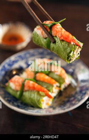 VIETNAM, Saigon, CUC Gach Quan Restaurant in District 1, vietnamesische Frühlingsrollen garniert mit Garnelen, Ho Chi Minh City Stockfoto