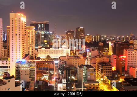 VIETNAM, Saigon, Ho-Chi-Minh-Stadt, eine erhöhte Aussicht auf die Stadt Saigon bei Nacht Stockfoto