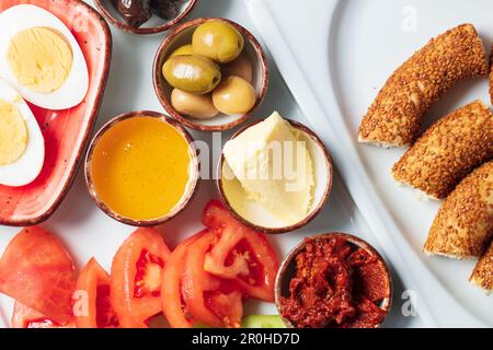 Traditionelles köstliches türkisches Frühstück, Essen Konzept Foto. Stockfoto