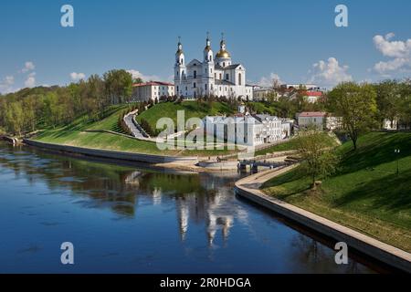 Alte antike Kathedrale der Heiligen Himmelfahrt am Ufer des westlichen Flusses Dvina, Witebsk, Belarus. Stockfoto