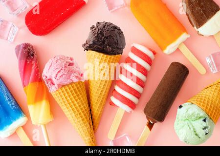 Auswahl an Schokolade und farbenfrohen gefrorenen Sommerdesserts. Tabellenszene in der Draufsicht auf pinkfarbenem Hintergrund. Stockfoto