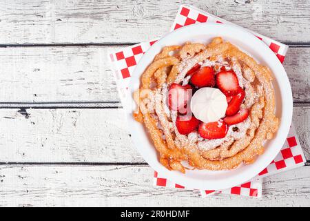 Erdbeerkuchen über dem weißen Holzhintergrund. Traditioneller Sommerkarneval. Stockfoto