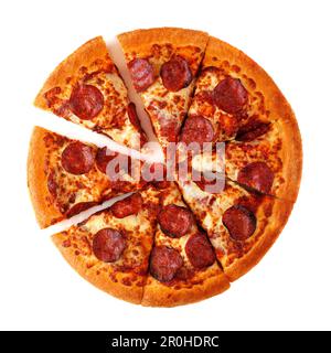 Klassische Peperoni-Pizza mit geschnittenen Scheiben auf weißem Hintergrund Stockfoto