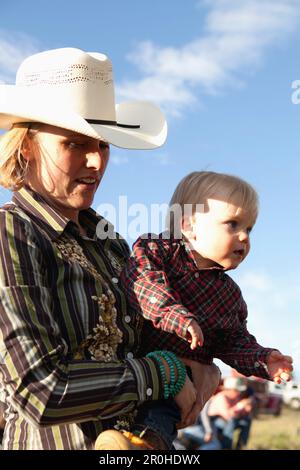 USA, Wyoming, Encampment, eine Frau und ihr Sohn tragen Cowboykleidung, die Abara Ranch Stockfoto